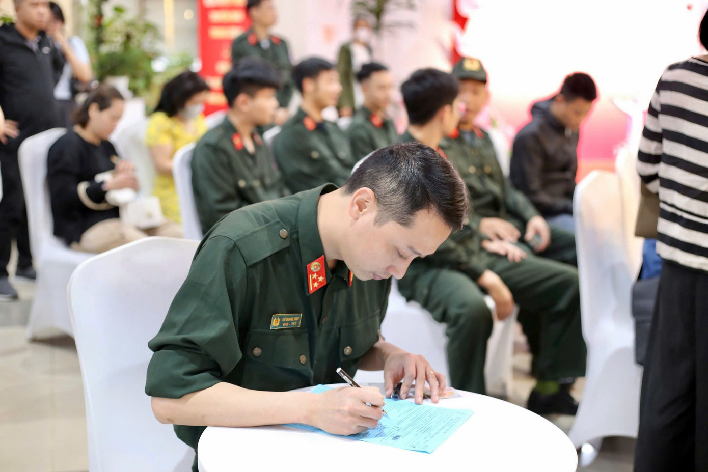 Trung úy Nguyễn Văn Mạnh - Bí thư Đoàn Thanh niên Trung đoàn Không quân Công an Nhân dân, Bộ Công an, cho biết: "Hôm nay, đoàn chúng tôi có 30 người tham gia hiến máu, thực hiện kế hoạch Tháng Thanh niên của đơn vị. Đây là hoạt động được tổ chức định kỳ 3 tháng/lần, phối hợp cùng Viện Huyết học - Truyền máu Trung ương. Đoàn viên thanh niên trong lực lượng vũ trang đã quen thuộc và luôn hưởng ứng sôi nổi mỗi khi có chương trình hiến máu. Chúng tôi nhận thức rõ ý nghĩa nhân văn của việc hiến máu và sẽ duy trì hoạt động này thường xuyên, đồng thời sắp xếp phù hợp để đảm bảo nhiệm vụ chuyên môn."