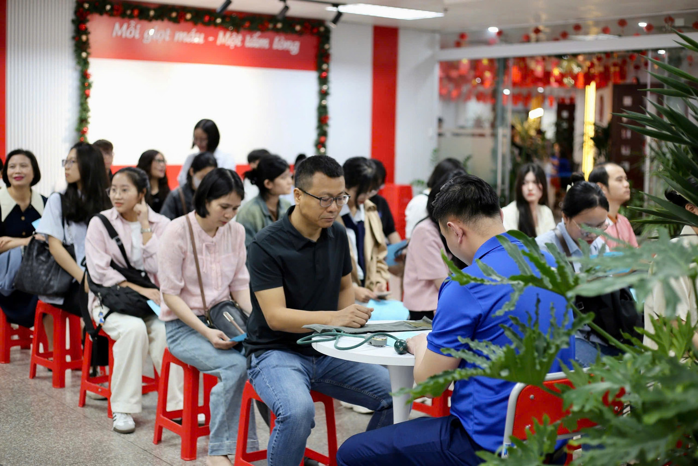 Từ sáng sớm, hàng trăm người đã có mặt tại Viện Huyết học và Truyền máu để tham gia chương trình hiến máu tình nguyện "Có hẹn với thanh xuân".