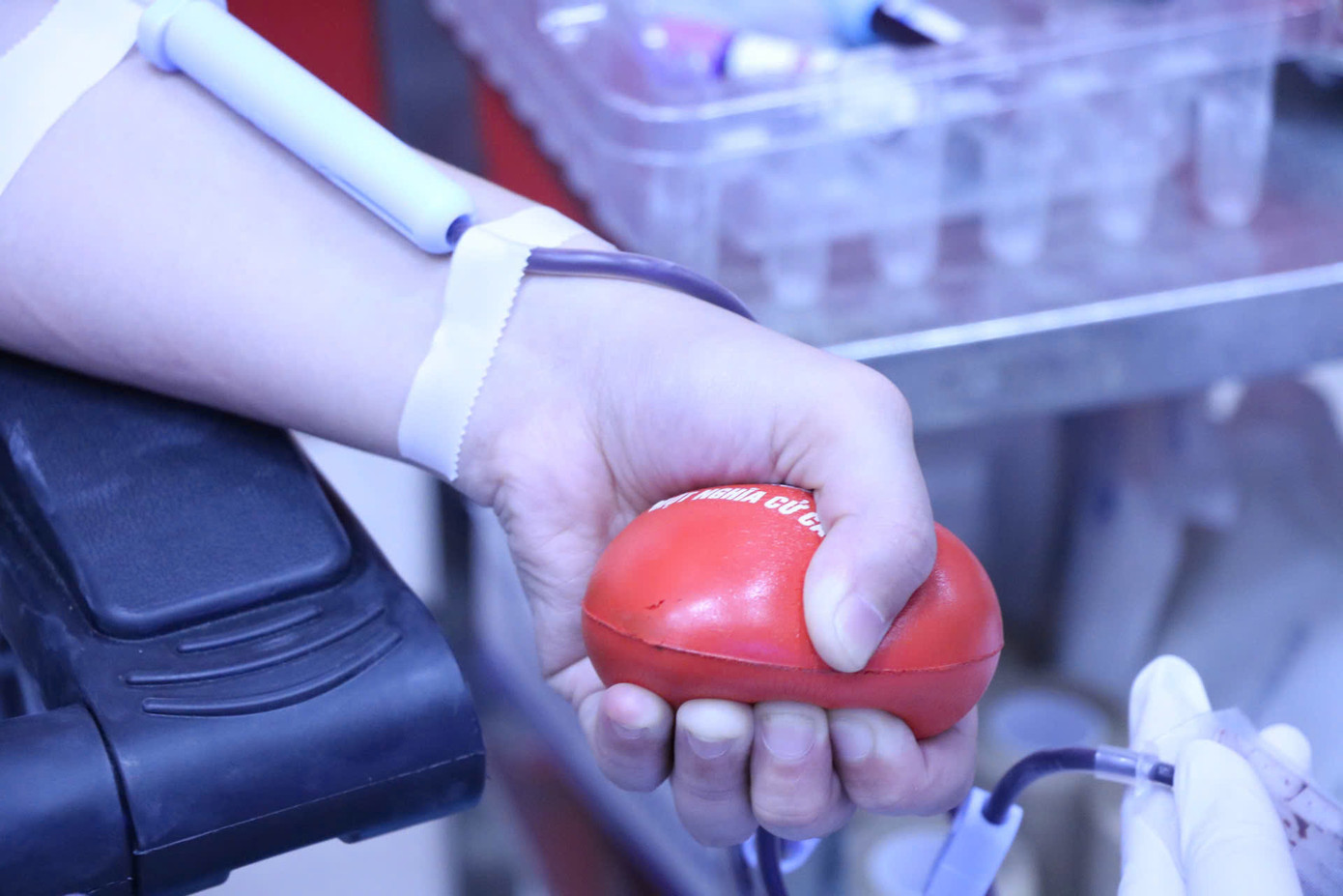 Hiến máu là một hoạt động luôn được mọi người hưởng ứng sôi nổi, vui vẻ, sẵn sàng trao đi giọt máu hồng để mang lại cơ hội sống cho người bệnh.