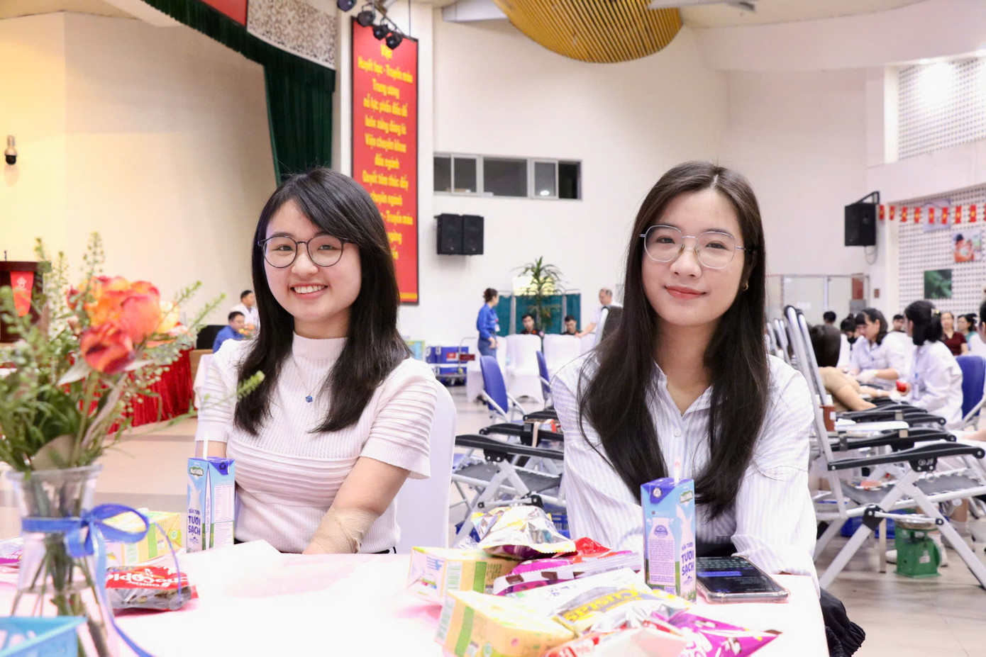 Bạn Nguyễn Thị Hồng Thắm (sinh năm 2002, trú tại quận Thanh Xuân) tham gia hiến máu từ khi là sinh viên, đến nay đã hiến máu lần thứ 5 tình cờ biết đến chương trình qua Fanpage Facebook của Viện nên từ sớm đã đến để đăng ký hiến máu :"Khác với lần đầu tiên tham gia, lần này tôi không còn cảm thấy quá lo lắng, hồi hộp nữa thay vào đó là sự háo hức muốn trao đi những giọt máu ý nghĩa", Hồng Thắm chia sẻ.