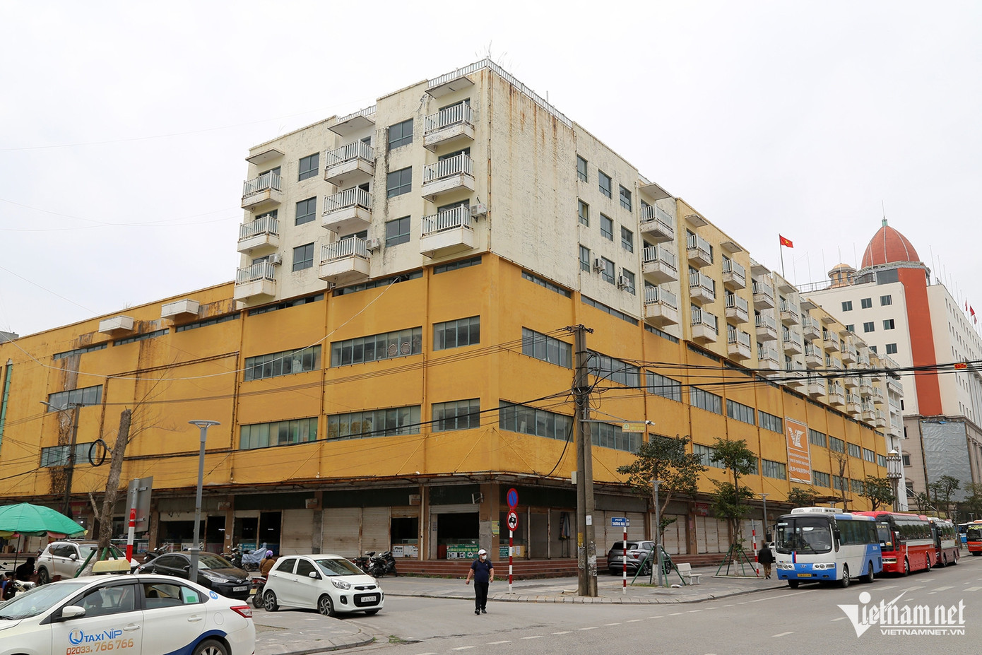 Trung tâm thương mại Vinh Cơ nằm trên đại lộ Hòa Bình với 7 tầng nhưng nay đã xuống cấp. Ảnh: Phạm Công. Trung tâm thương mại Vinh Cơ nằm trên đại lộ Hòa Bình với 7 tầng nhưng nay đã xuống cấp. Ảnh: Phạm Công.