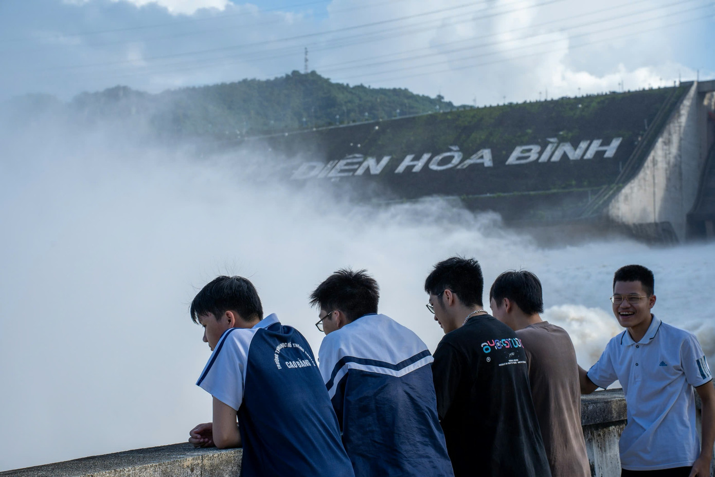 Nhiều người dân hiếu kỳ đến xem đập thủy điện Hòa Bình xả lũ từ rất sớm.