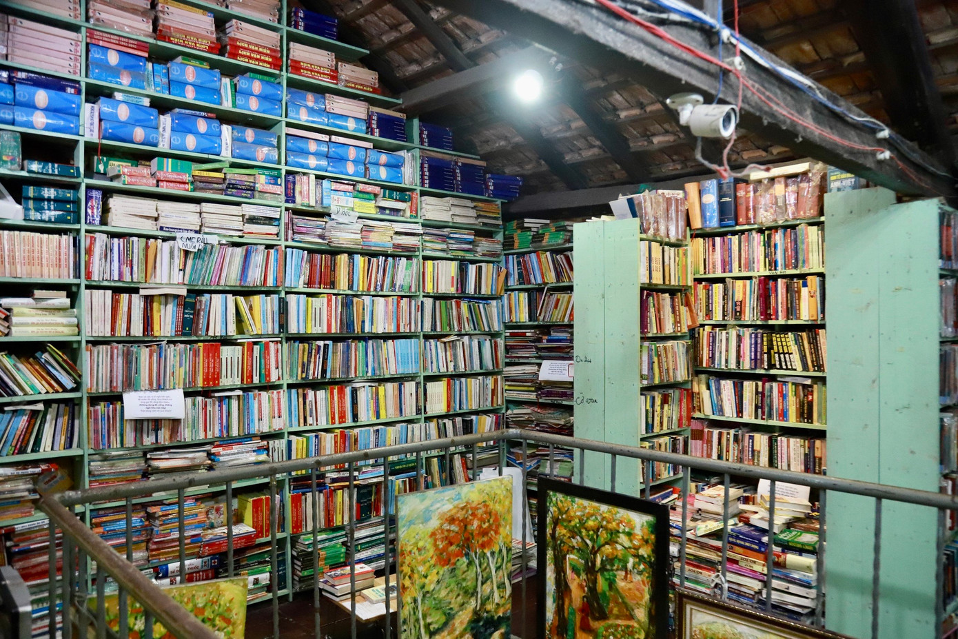 Trong ngôi nhà 2 tầng rộng gần 200m2 được bày đầy những kệ sách. Có những quyển sách mới, có quyển sách có tuổi đời lên đến hàng chục năm nhưng vẫn được cất giữ cẩn thận trên kệ sách.