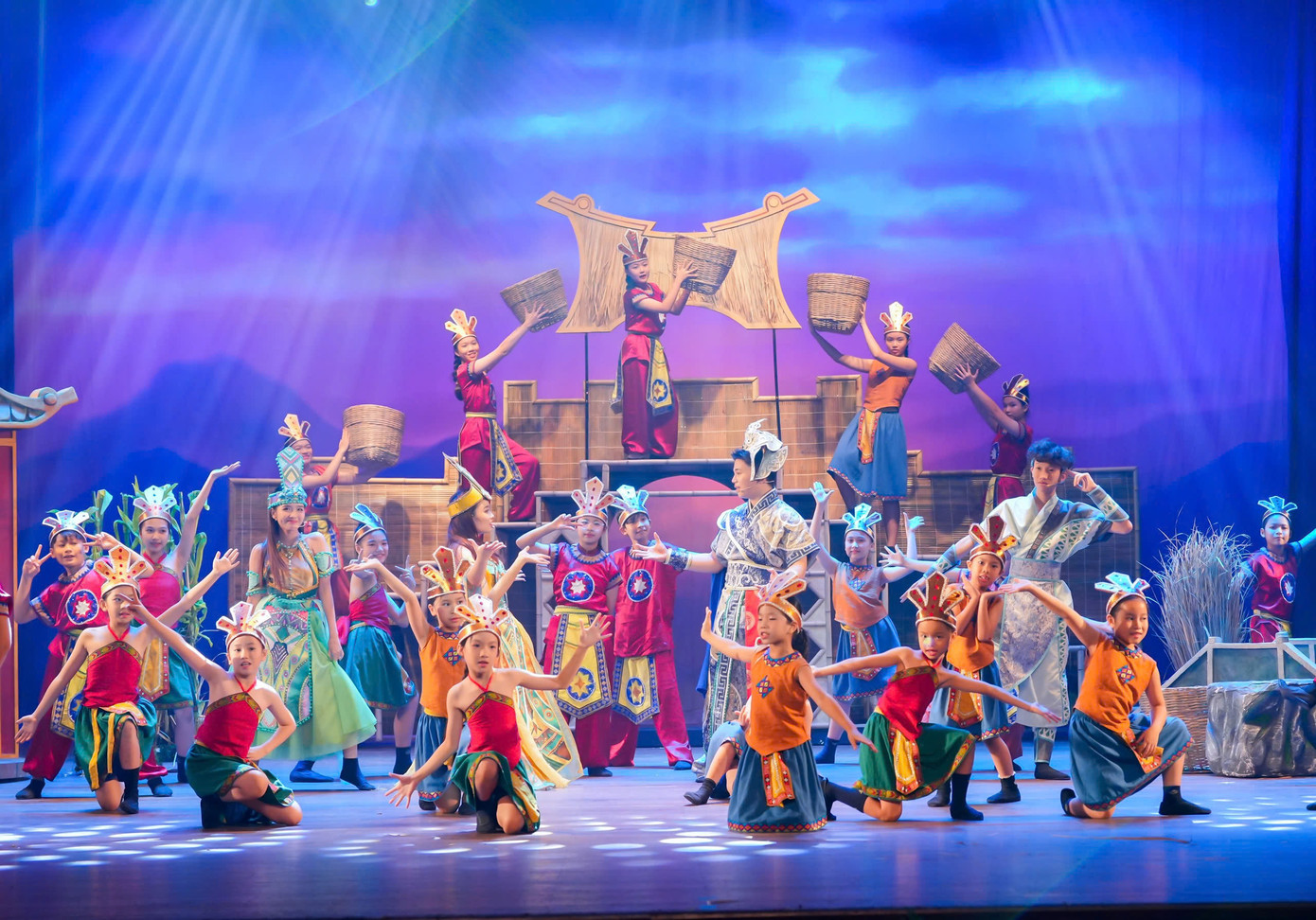 Vở diễn tái hiện truyền thuyết Chiếc Nỏ Thần qua lăng kính độc đáo, kết hợp truyền thống và hiện đại