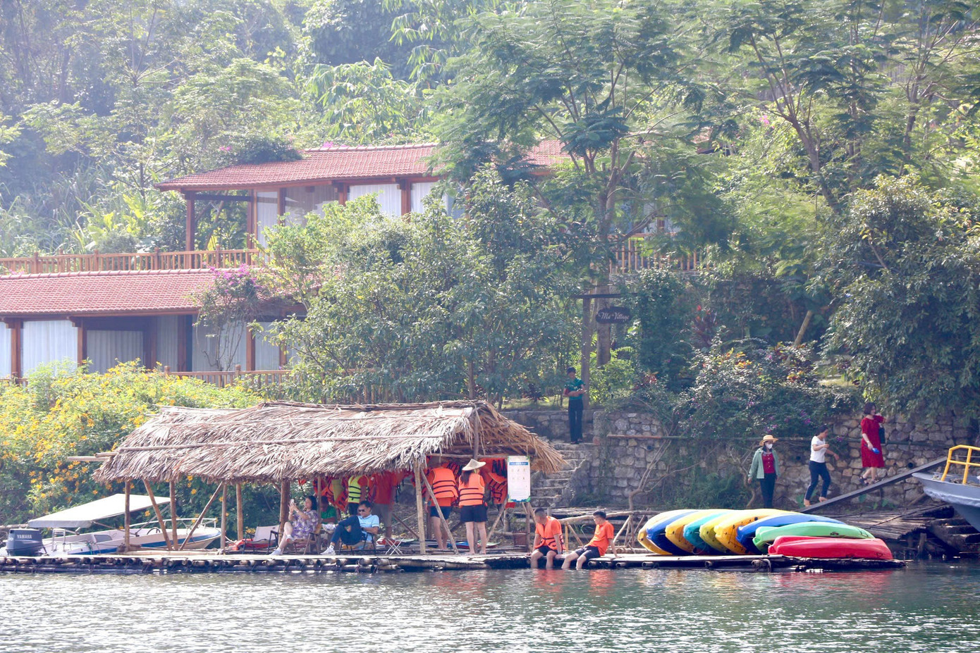 Theo Sở Văn hóa, Thể Thao và Du lịch tỉnh Hòa Bình, trong 6 tháng đầu năm nay, toàn tỉnh đón khoảng 2,6 triệu lượt khách, tăng 9,9% so với cùng kỳ năm trước, đạt 61,9% kế hoạch. Tổng thu từ khách du lịch đạt 2.689 tỷ đồng, tăng 29,8% so với cùng kỳ năm trước, đạt 58,5% kế hoạch năm.