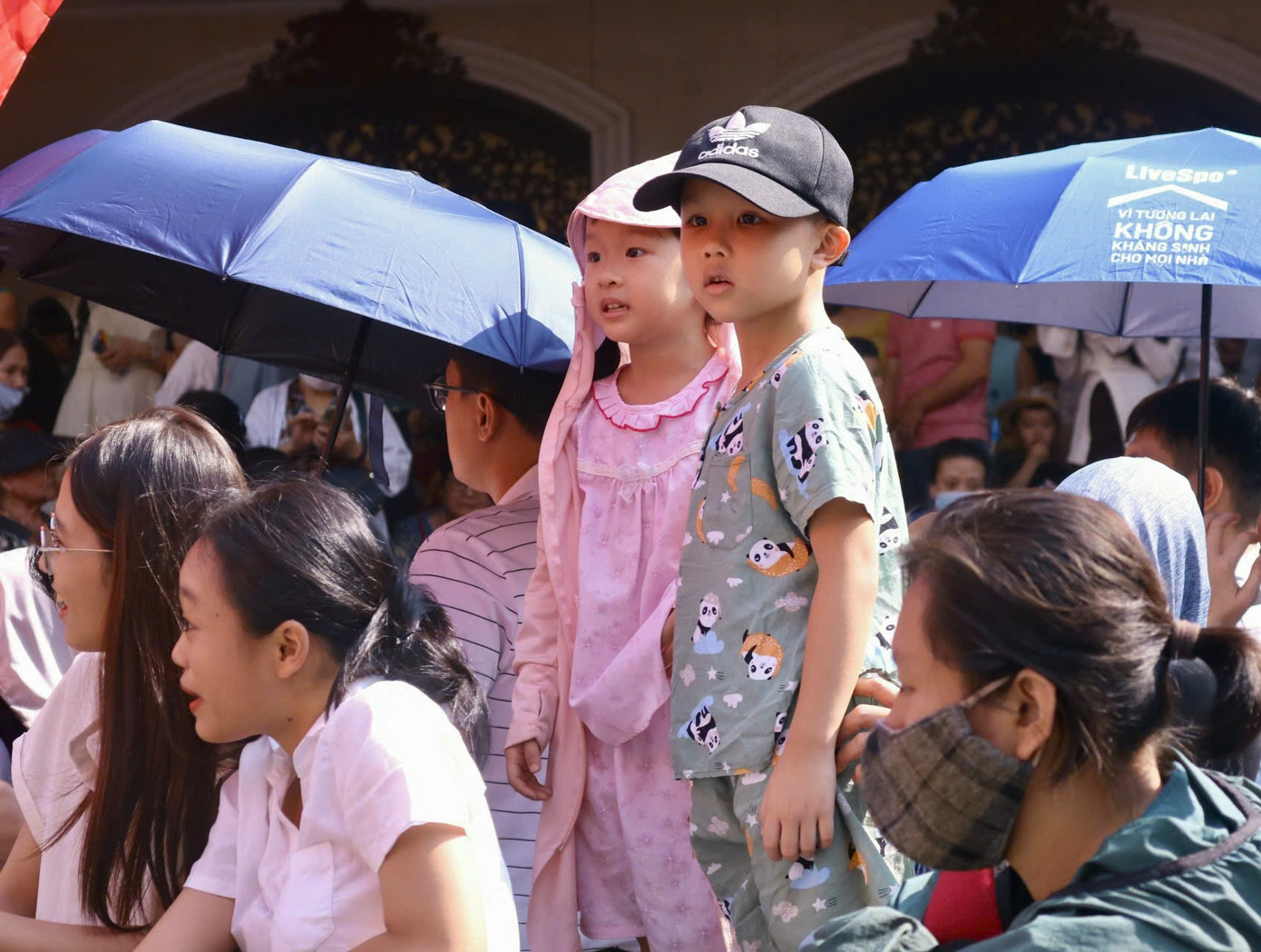 Nhiều em nhỏ cũng được gia đình đưa lên phố để hòa cùng không khí sôi động của ngày lễ.