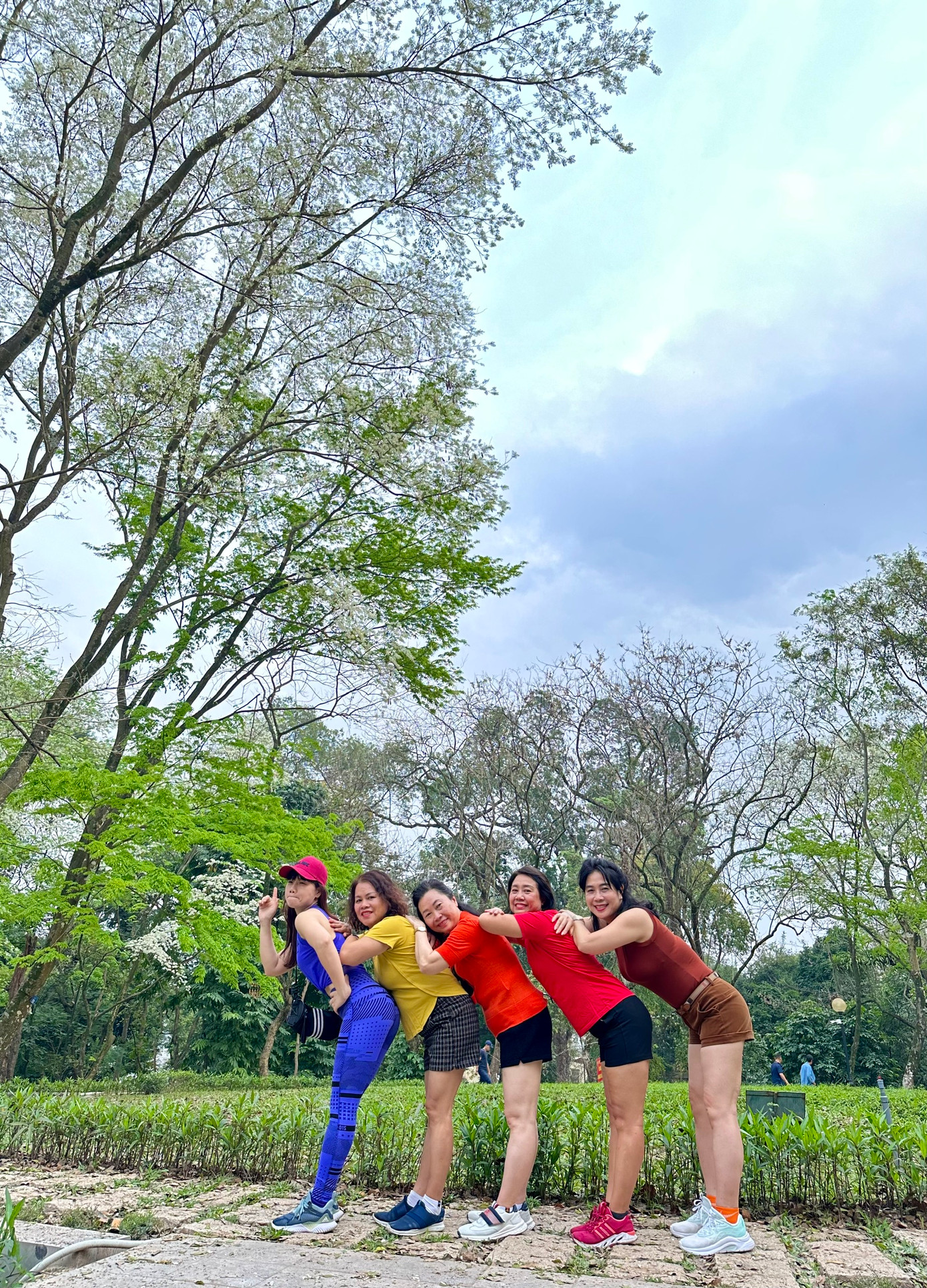 Bị cuốn hút bởi vẻ mộng mơ khi mùa hoa sưa về, chị Thu Minh (Ba Đình, Hà Nội) cùng bạn chụp lại những tấm hình để lưu lại khoảnh khắc giao mùa này: "Hằng ngày, chúng tôi đều ra công viên Bách Thảo cùng nhau tập thể dục. Dạo gần đây thấy hoa sưa nở trắng tinh trông rất đẹp nên chúng tôi có ý định chụp ảnh để về đăng trên Facebook làm kỷ niệm. Hôm trước chúng tôi đã chụp "nháp" rồi, hôm nay mới rủ nhau diện đồ tập thật đẹp để chụp chính thức".