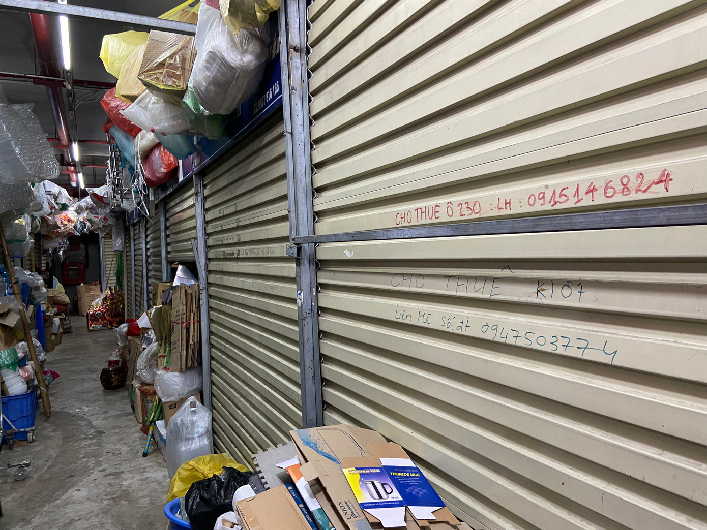 Những ki-ốt đóng cửa tại nhiều khu chợ truyền thống Những ki-ốt đóng cửa tại nhiều khu chợ truyền thống