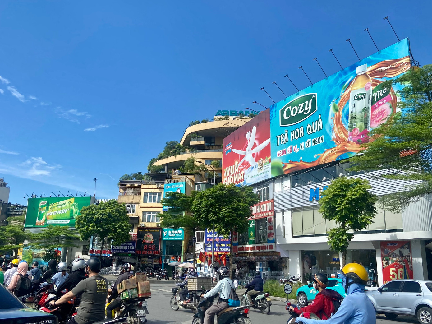 Trên thực tế, những biển quảng cáo vượt kích cỡ cho phép nhiều lần vẫn tồn tại, chiếm lĩnh không gian bên ngoài nhiều ngôi nhà. Những căn nhà có vị trí đắc địa thì cả 3-4 mặt đều được gắn biển, treo khung quảng cáo.