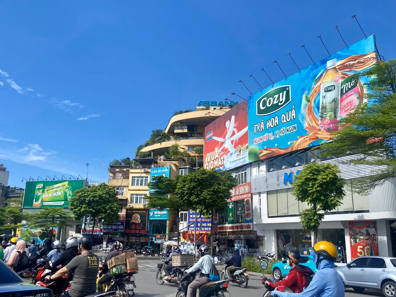 Trên thực tế, những biển quảng cáo vượt kích cỡ cho phép nhiều lần vẫn tồn tại, chiếm lĩnh không gian bên ngoài nhiều ngôi nhà. Những căn nhà có vị trí đắc địa thì cả 3-4 mặt đều được gắn biển, treo khung quảng cáo.