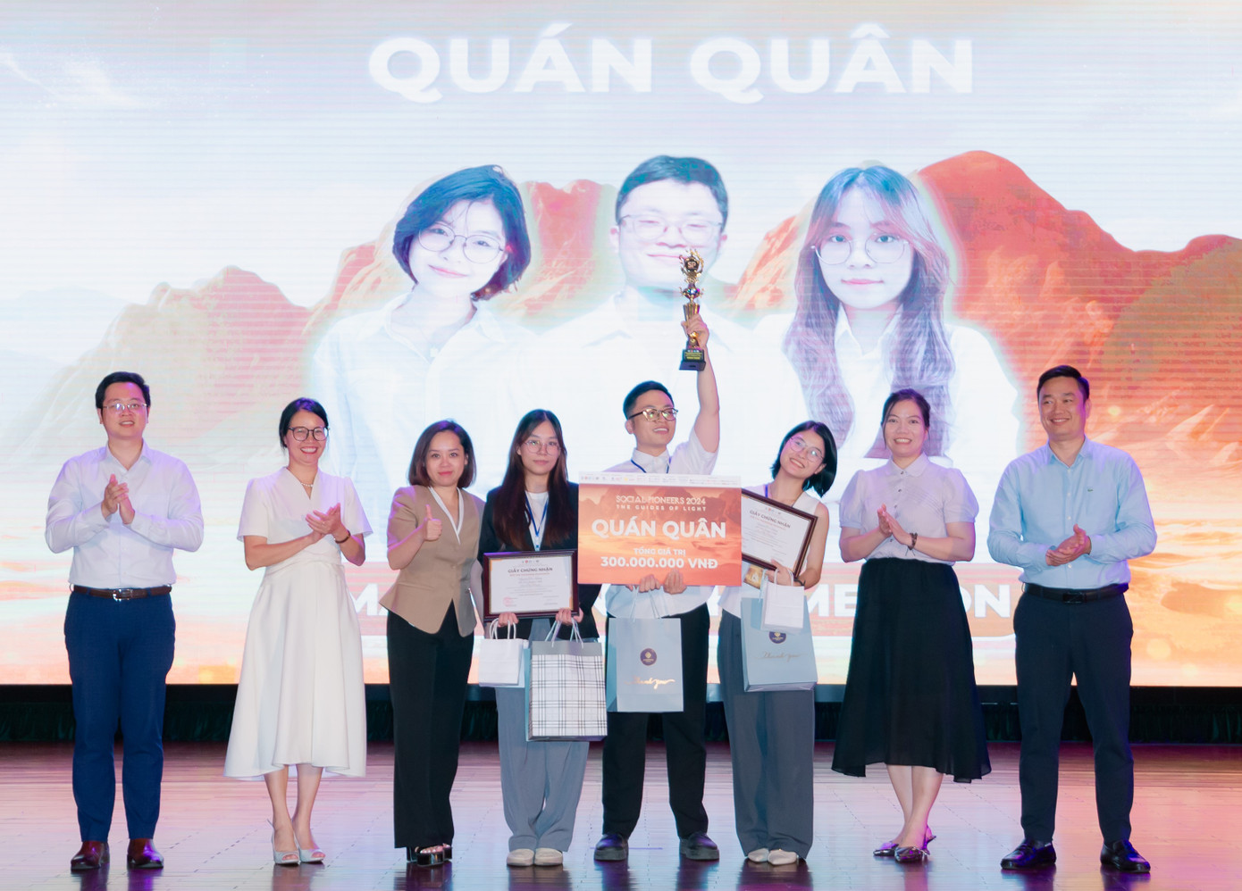 Đội thi Marketing Chameleon nâng cao cup quán quân cuộc thi Social Pioneers 2024. Đội thi Marketing Chameleon nâng cao cup quán quân cuộc thi Social Pioneers 2024.