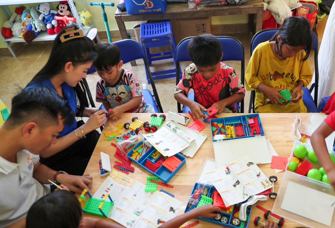 Các bạn nhỏ thích thú khi được trải nghiệm những bộ đồ dùng học tập mới tinh. Các bạn nhỏ thích thú khi được trải nghiệm những bộ đồ dùng học tập mới tinh.