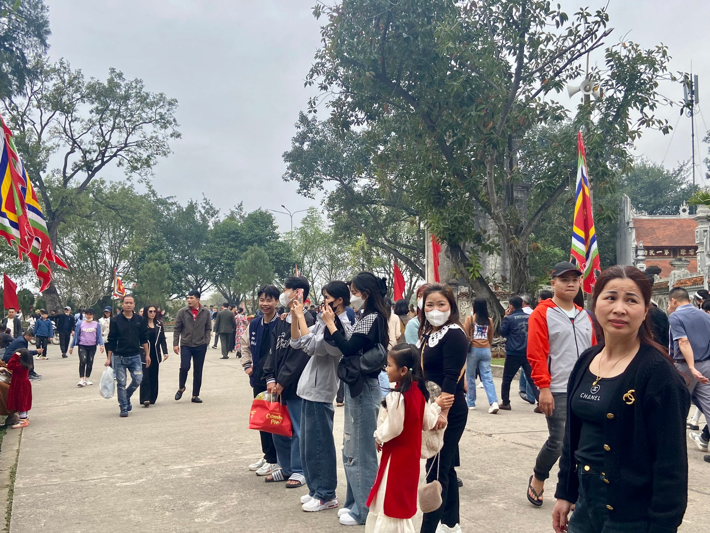 Từ sáng sớm, nhiều người đã có mặt tại khu di tích để du xuân, tham quan.