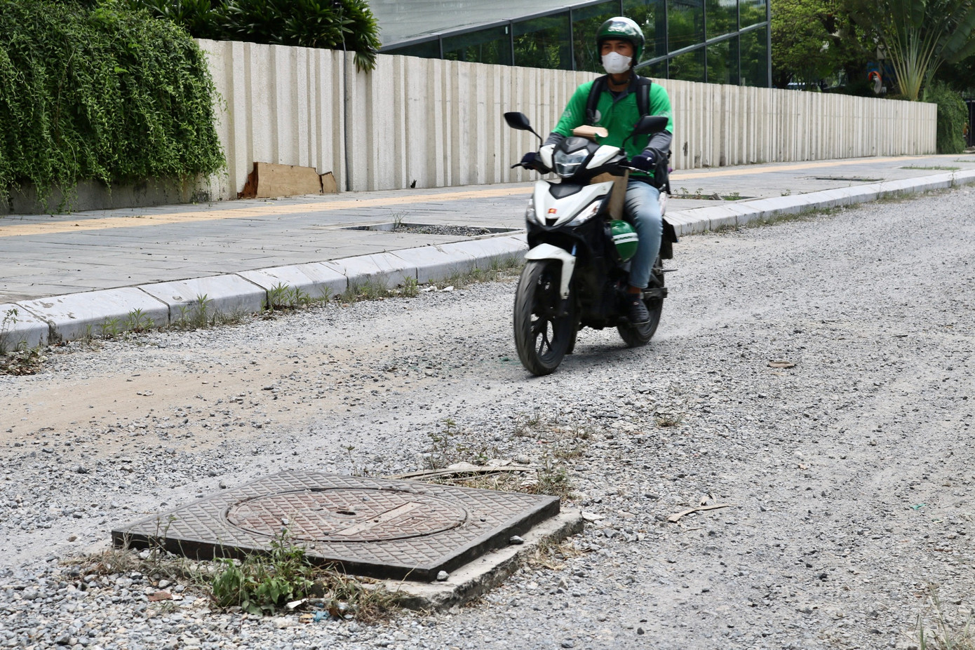 Bà Hồng bán nước trên đoạn đường cho biết: "Đoạn đường này vào hôm trời mưa thì nhầy nhụa bẩn thỉu, còn những ngày trời nắng như hôm nay thì chỉ cần có xe chạy qua là bụi bay ngút trời".