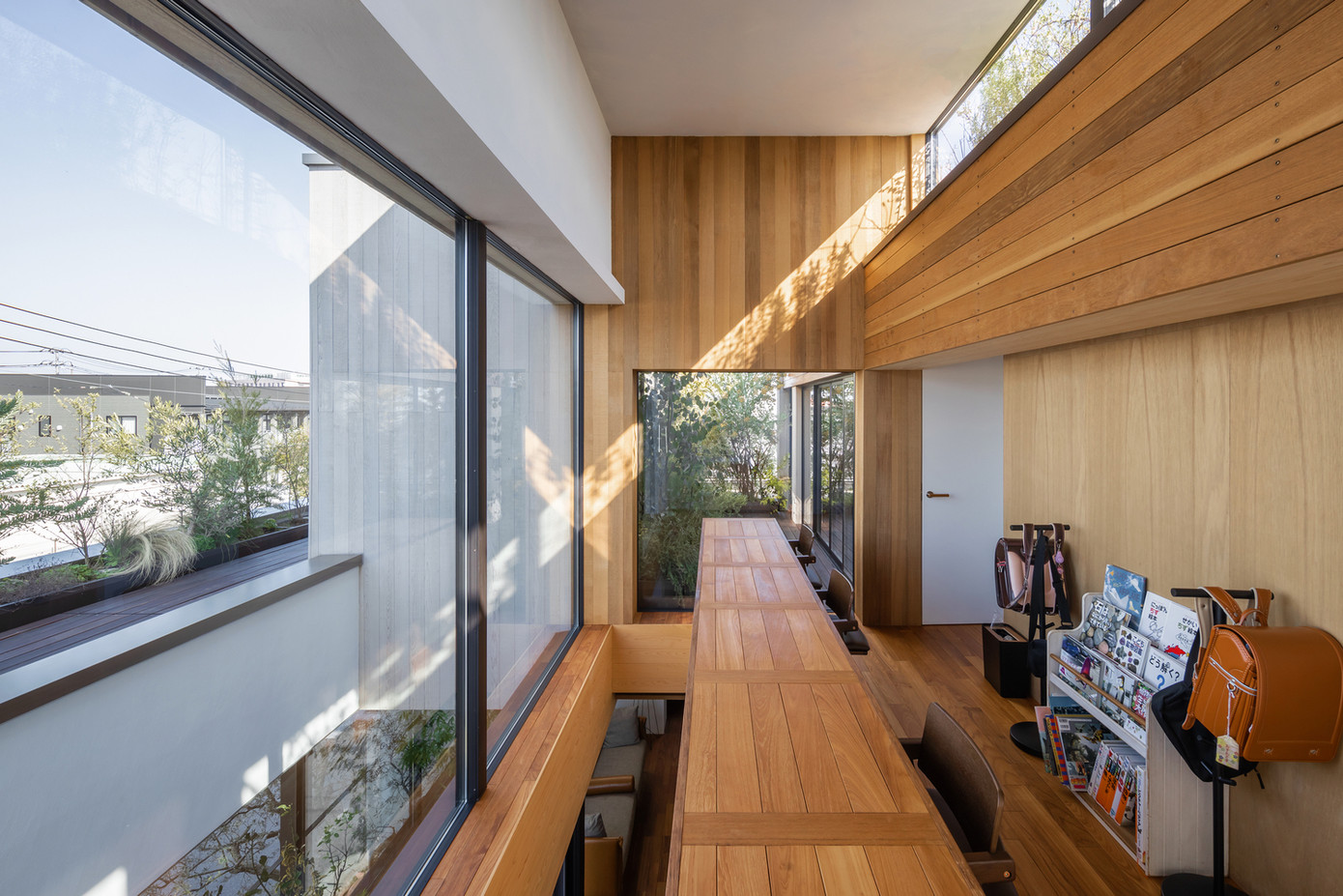 Các không gian trong căn nhà luôn ngập tràn ánh sáng tự nhiên. Các không gian trong căn nhà luôn ngập tràn ánh sáng tự nhiên.