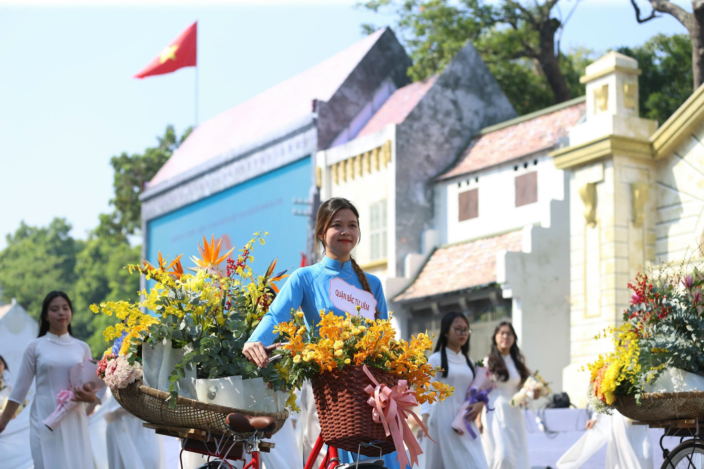 Chương trình mang ý nghĩa sâu sắc trong việc tôn vinh giá trị lịch sử của Ngày Giải phóng Thủ đô, đồng thời nhìn lại 25 năm Hà Nội đón nhận danh hiệu "Thành phố vì hòa bình" từ UNESCO, khẳng định những nỗ lực không ngừng của thành phố trong việc giữ gìn và phát huy các giá trị văn hóa, lịch sử. Đồng thời, xây dựng một Thủ đô ngày càng văn minh, hiện đại, hội nhập quốc tế.