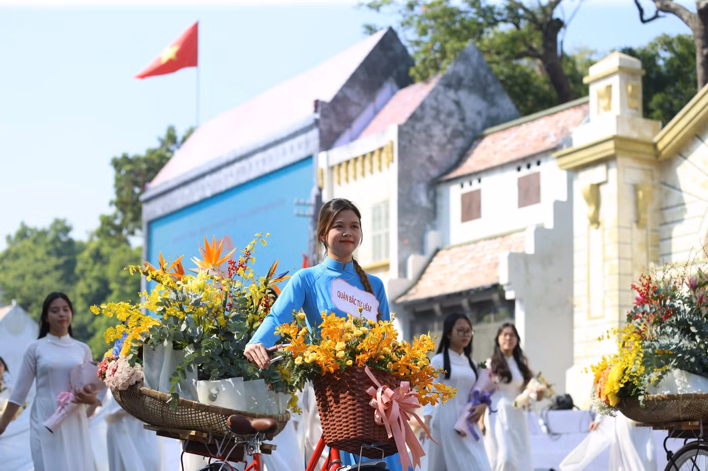 Chương trình mang ý nghĩa sâu sắc trong việc tôn vinh giá trị lịch sử của Ngày Giải phóng Thủ đô, đồng thời nhìn lại 25 năm Hà Nội đón nhận danh hiệu "Thành phố vì hòa bình" từ UNESCO, khẳng định những nỗ lực không ngừng của thành phố trong việc giữ gìn và phát huy các giá trị văn hóa, lịch sử. Đồng thời, xây dựng một Thủ đô ngày càng văn minh, hiện đại, hội nhập quốc tế.
