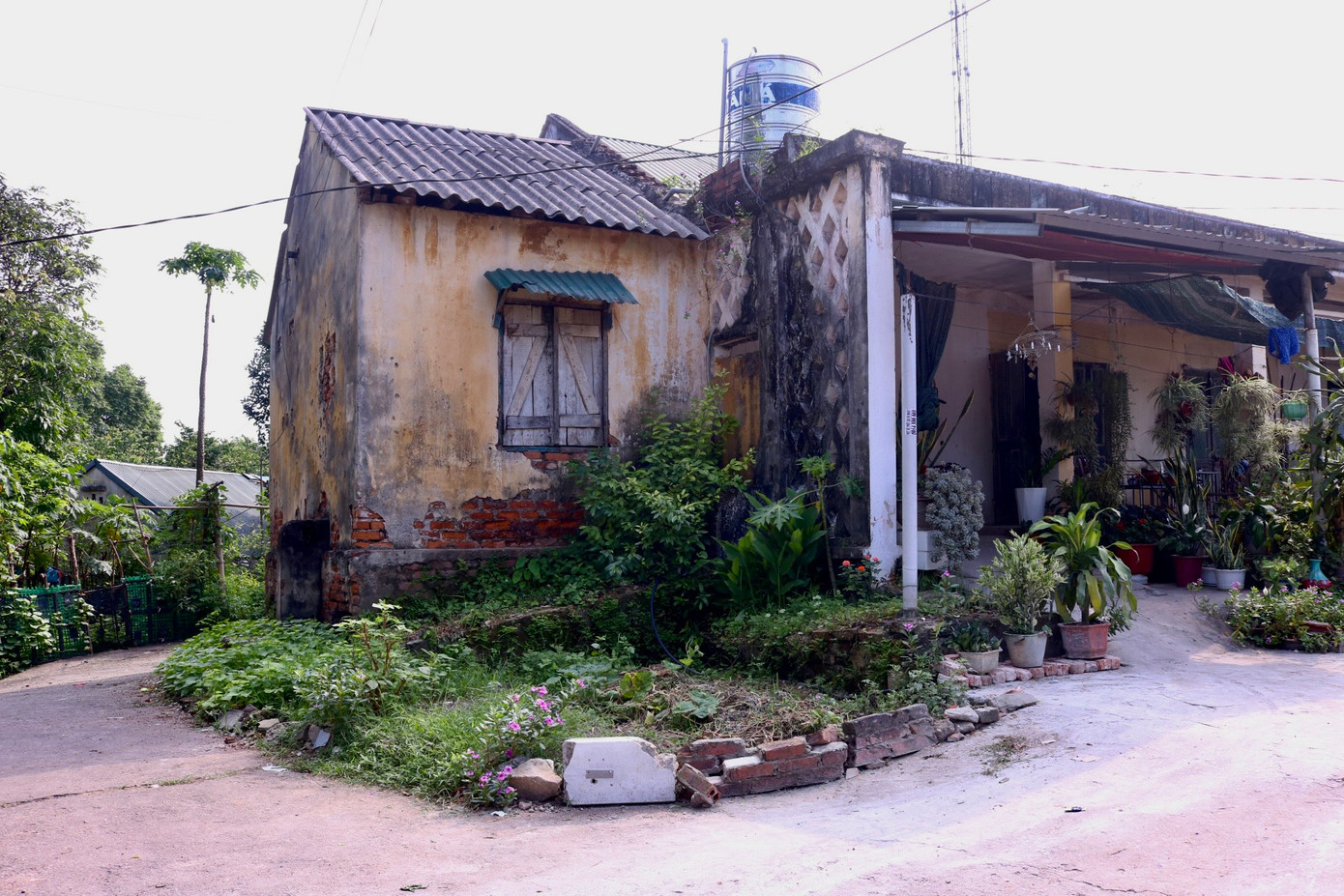 Khu tập thể số 4 phường Tân Hà được xây từ khoảng cuối những năm 70. Những căn phòng nơi đây được cấp cho hàng chục hộ gia đình là công nhân xây dựng công ty số 2 Hà Tuyên để làm nơi sinh sống.