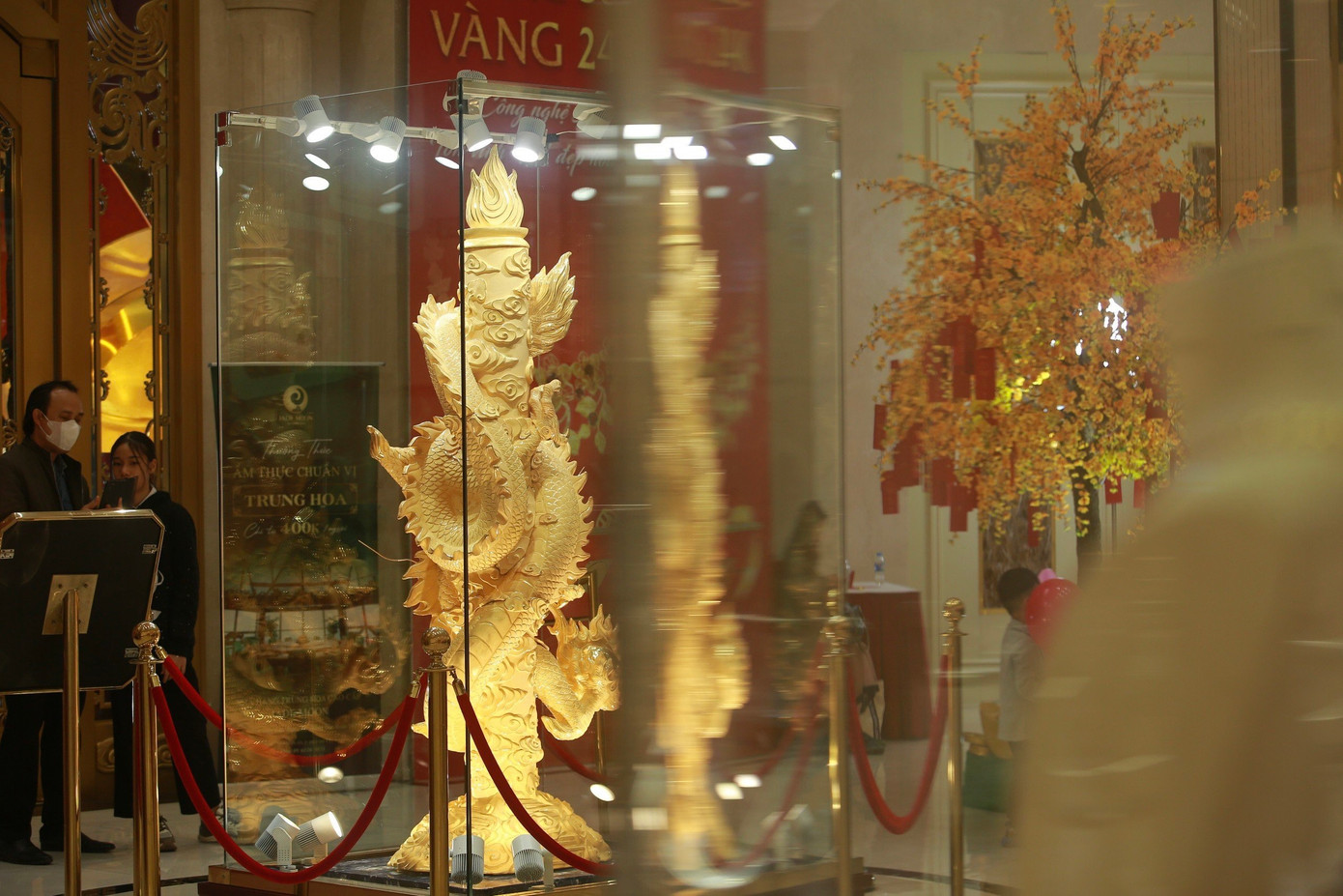 Bức tượng có chiều cao 3,1 m và được phủ hoàn toàn bằng vàng 9999.