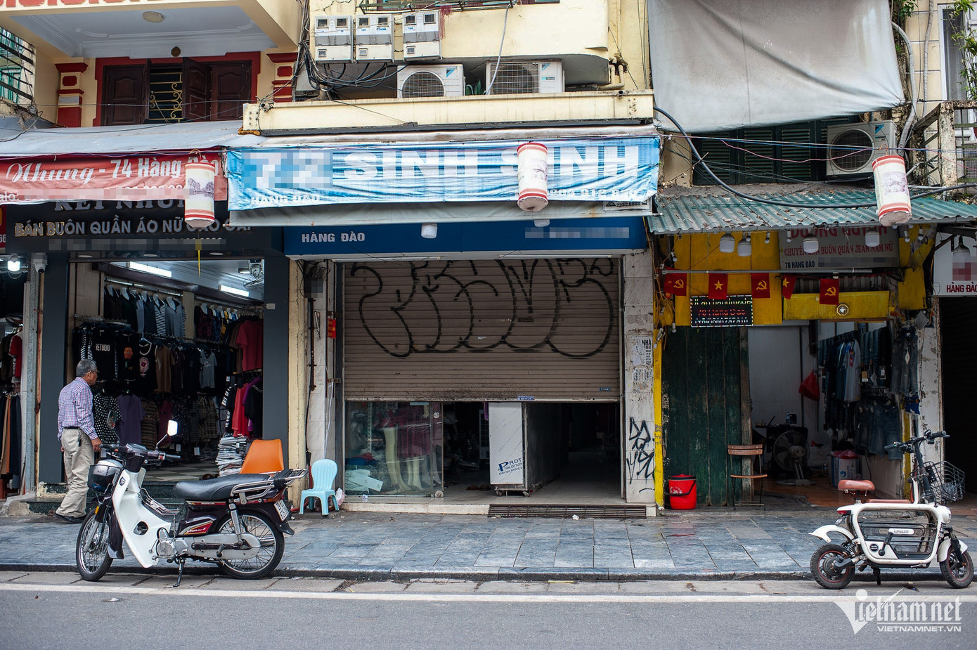 Một số hàng mở cửa thì chỉ lác đác khách vào, còn nhiều tiệm kinh doanh khác chỉ hé cửa. Một số hàng mở cửa thì chỉ lác đác khách vào, còn nhiều tiệm kinh doanh khác chỉ hé cửa.