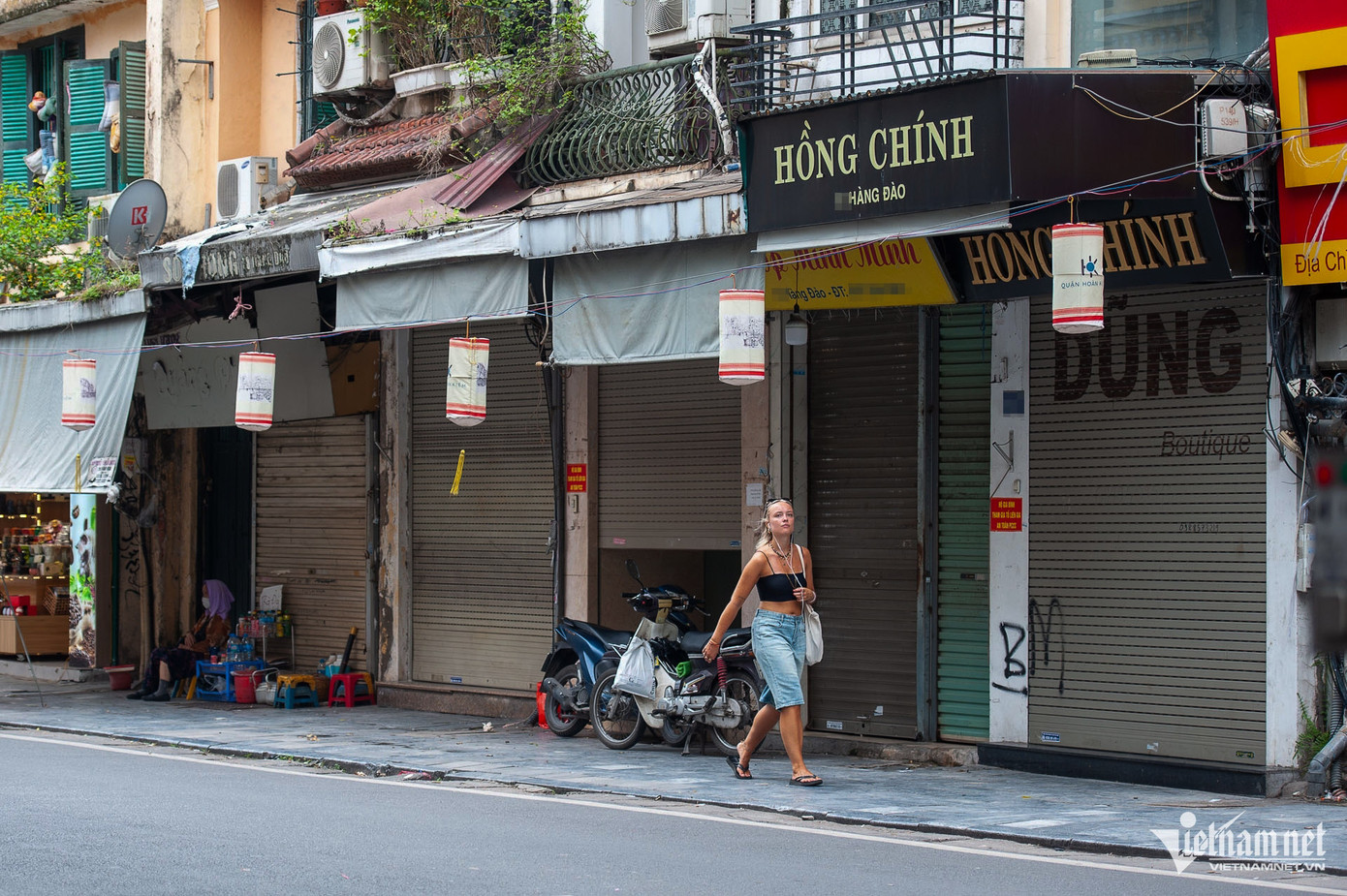 Khung cảnh ảm đạm, vắng vẻ bao trùm dọc hai bên tuyến phố Hàng Ngang, Hàng Đào dù thời điểm này, Hà Nội đang vào mùa du lịch, thu hút đông đảo khách từ các tỉnh, thành đổ về. Khung cảnh ảm đạm, vắng vẻ bao trùm dọc hai bên tuyến phố Hàng Ngang, Hàng Đào dù thời điểm này, Hà Nội đang vào mùa du lịch, thu hút đông đảo khách từ các tỉnh, thành đổ về.