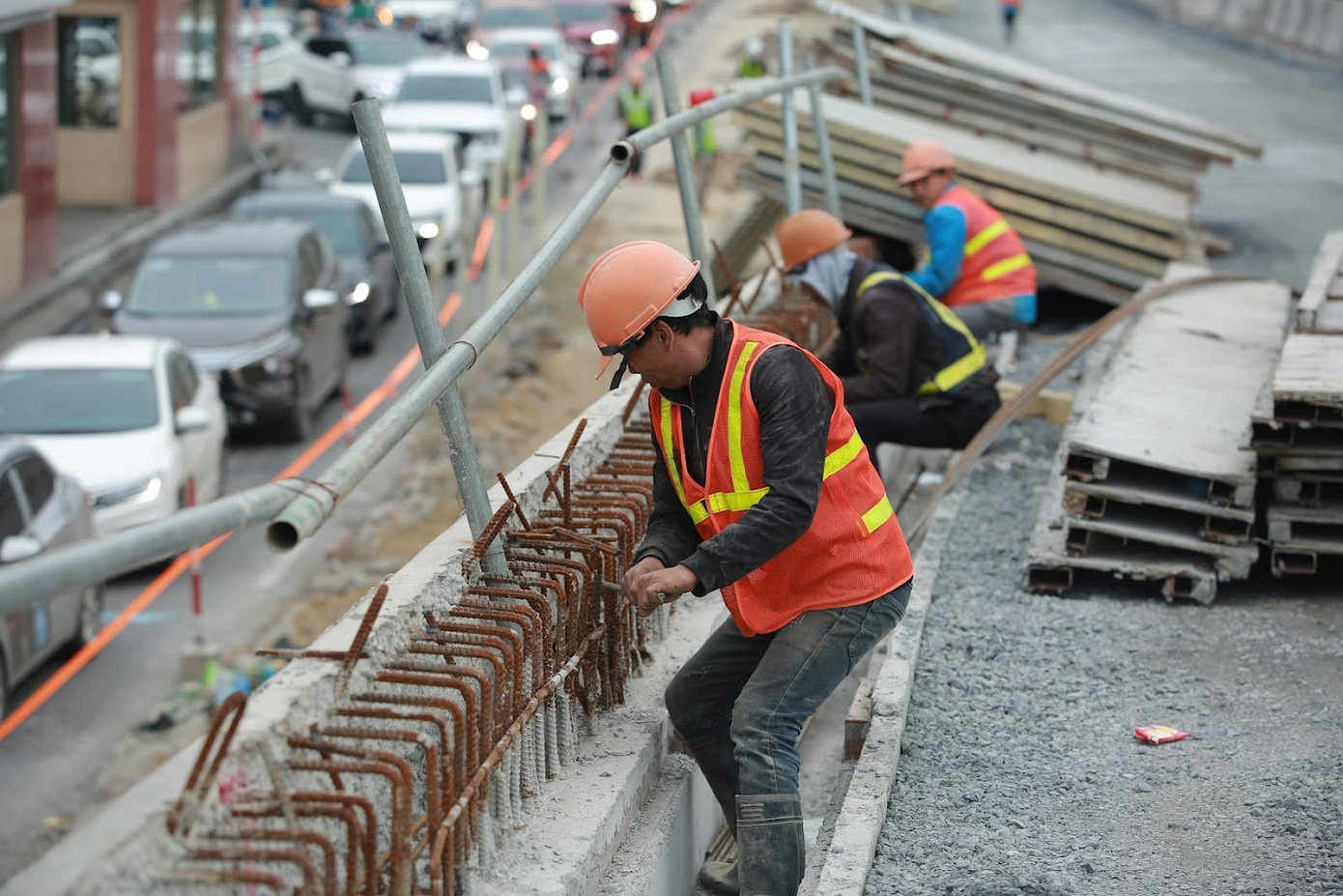 Công nhân đang khẩn trương hoàn thiện các hạng mục bên trong công trình.