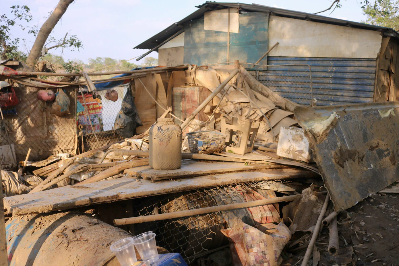 Sau khi cơn bão số 3 qua đi, cuộc sống của người dân nơi đây càng trở nên bế tắc hơn khi nhiều tài sản tích cóp của nhiều gia đình cứ thế mà trôi theo dòng nước lũ. Sau khi cơn bão số 3 qua đi, cuộc sống của người dân nơi đây càng trở nên bế tắc hơn khi nhiều tài sản tích cóp của nhiều gia đình cứ thế mà trôi theo dòng nước lũ.