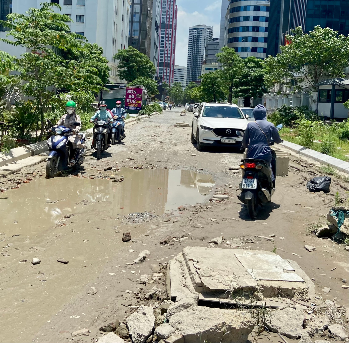 Người dân di chuyển trên đoạn đường này không chỉ phải tránh nhau mà còn phải tránh những vũng nước, những ổ voi, ổ gà và "chướng ngại vật" nằm tràn lan trên mặt đường. Có những hố sâu hàng chục centimet trở thành nỗi ám ảnh không hề nhỏ của người dân mỗi khi đi qua cung đường này.