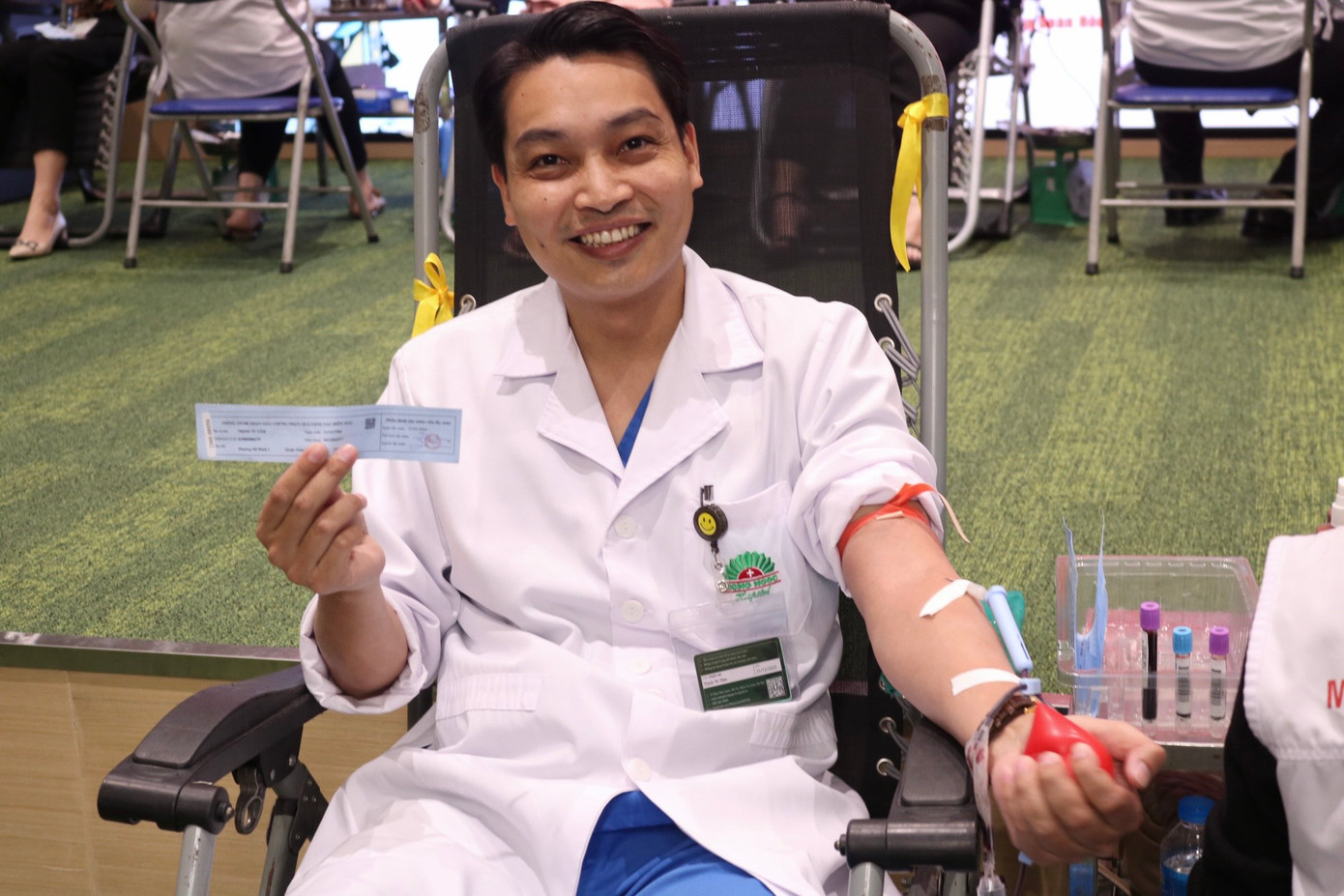 Bác sĩ Trịnh Tú Tâm - Trưởng khoa Chẩn đoán hình ảnh, Bệnh viện Đa khoa Hồng Ngọc - Phúc Trường Minh chia sẻ: "Đây là chương trình mà tôi tham gia hằng năm. Hành động của mình tuy nhỏ nhưng đã cùng với cộng đồng đóng góp được một phần nào đó cho người bệnh cần đến những giọt máu trong những lúc gặp nguy hiểm hay trong khi phẫu thuật. Tôi cũng muốn lan tỏa hành động này đến với mọi người. Việc hiến máu không hề ảnh hưởng đến sức khỏe thậm chí đối với những người khỏe mạnh đủ tiêu chuẩn hiến máu thì còn giúp cho cơ thể cải thiện về tình trạng sức khỏe hơn. Tôi mong rằng sẽ có nhiều người hơn nữa đến với chương trình hiến máu, đặc biệt là trong dịp Tết Nguyên đán này khi nguồn máu của ngân hàng máu nước ta ngày càng sụt giảm."