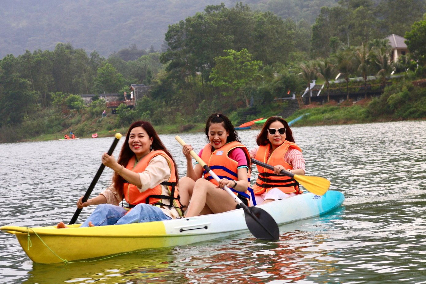 Anh Long cho biết, hồ Đồng Đò là một hồ nước sâu. Để đảm bảo an toàn nhà thuyền sẽ giới hạn số người trên một thuyền là không quá 3 người đối với người lớn và không quá 4 người nếu có cả trẻ em. Nhà thuyền sẽ dặn kỹ du khách luôn mặc áo phao và không được tự ý nhảy xuống thuyền trong quá trình chèo thuyền. Anh Long cho biết, hồ Đồng Đò là một hồ nước sâu. Để đảm bảo an toàn nhà thuyền sẽ giới hạn số người trên một thuyền là không quá 3 người đối với người lớn và không quá 4 người nếu có cả trẻ em. Nhà thuyền sẽ dặn kỹ du khách luôn mặc áo phao và không được tự ý nhảy xuống thuyền trong quá trình chèo thuyền.
