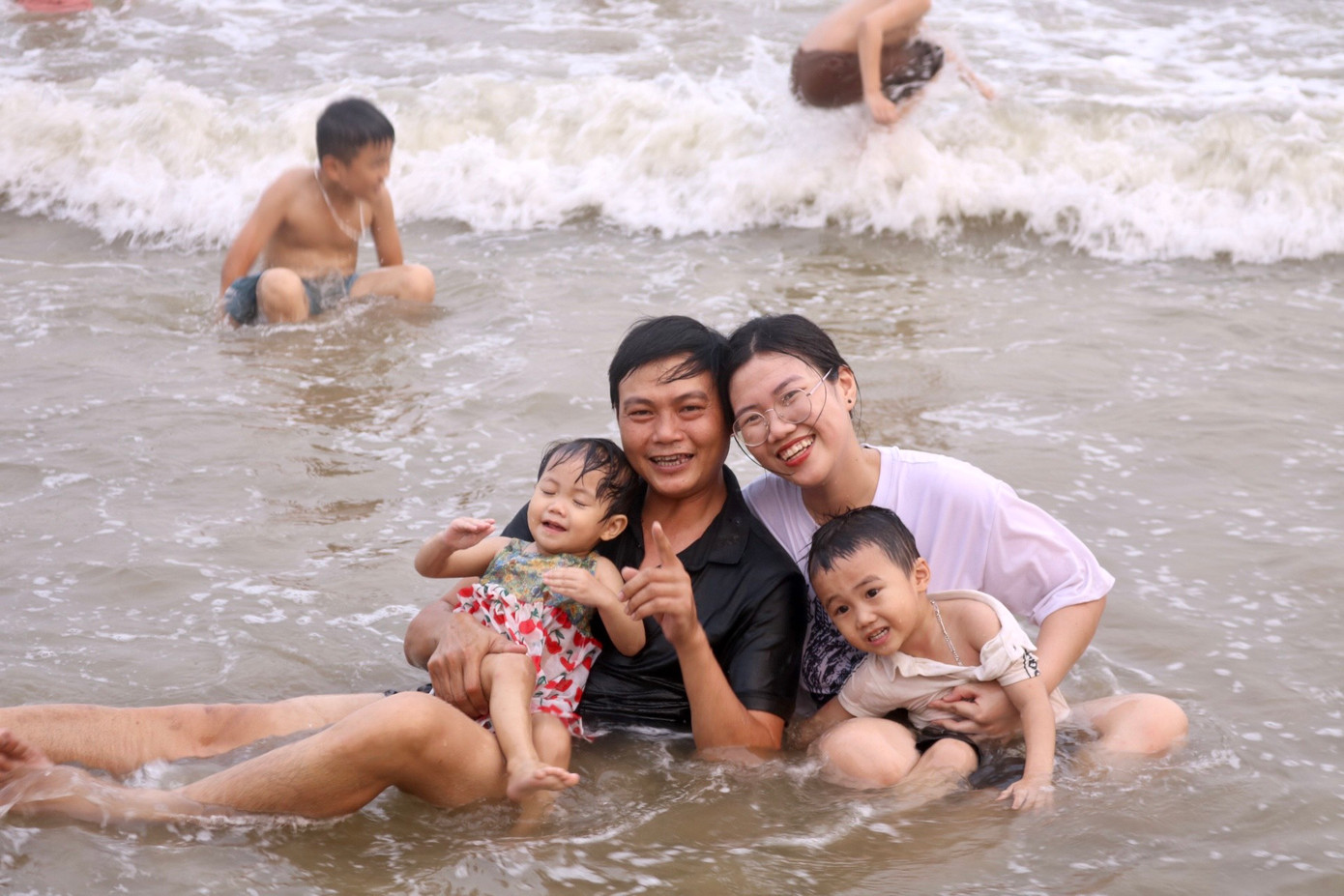 Chị Võ Tuệ Nghi (Đồng Nai) chia sẻ: "Gia đình tôi năm nay lựa chọn đi du lịch ở biển Hải Tiến. Đến đấy thì được nhiều người giới thiệu có bãi biển mới gần chùa Bụt cách nơi chúng tôi ở khoảng 5 km nên chúng tôi đã thuê xe điện để đến đây. Tôi nghĩ biển mới thì sẽ ít người đến nhưng khi đến đây lại khiến tôi bất ngờ, mọi người đến đây rất đông và cảnh ở đây cũng rất đẹp."