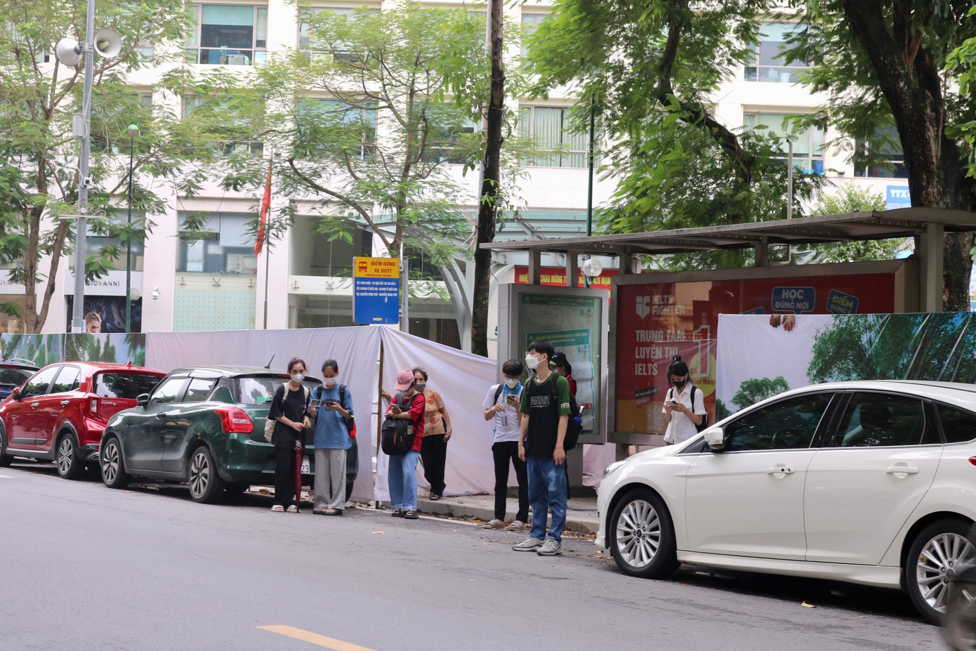 Tại điểm dừng đỗ xe trên đường Lê Thánh Tông, người chờ xe buýt phải đứng dưới lòng đường để xe buýt có thể "nhìn thấy" mà đón. Tại điểm dừng đỗ xe trên đường Lê Thánh Tông, người chờ xe buýt phải đứng dưới lòng đường để xe buýt có thể "nhìn thấy" mà đón.