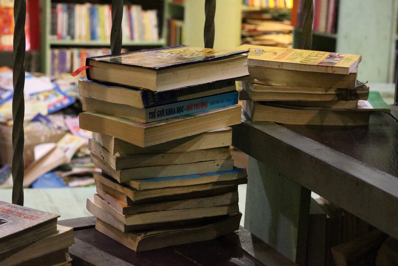 &quot;Dẫu có bạc vàng trăm vạn lạng - Chẳng bằng kinh sử một vài pho&quot;.