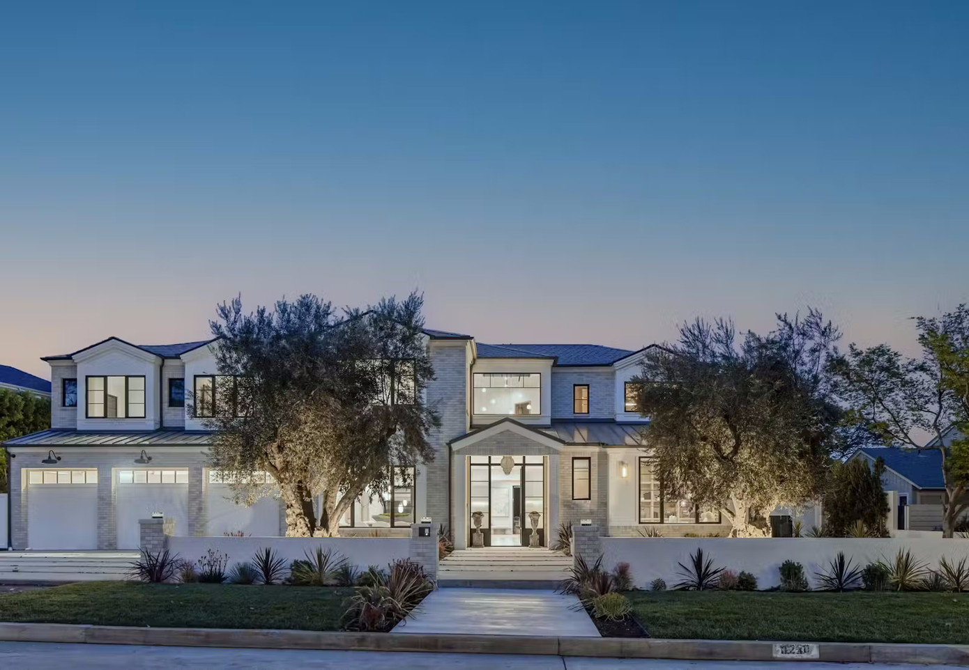 Với diện tích gần 1.000 m2, ngôi nhà như một khu nghỉ dưỡng tại gia với ba tầng trải dài và kết hợp khéo léo giữa các không gian sinh hoạt rộng rãi, phòng ngủ riêng tư và khu vực giải trí đỉnh cao.