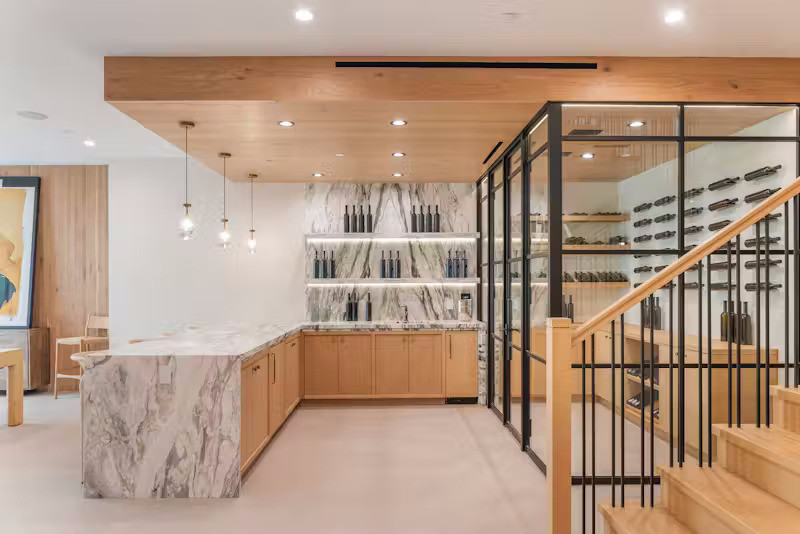 Điểm đặc biệt của dinh thự này là khu vực tầng hầm được thiết kế thành không gian giải trí hiện đại với rạp chiếu phim, quầy bar, hầm rượu, phòng thử rượu, phòng gym, phòng xông hơi, cùng một phòng ngủ tiện nghi.