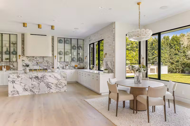 Khu bếp chính mang chuẩn mực của một căn bếp cao cấp, đủ sức phục vụ một buổi tiệc lớn với bếp phụ riêng, phòng chứa thực phẩm cùng các vật dụng cao cấp khác.