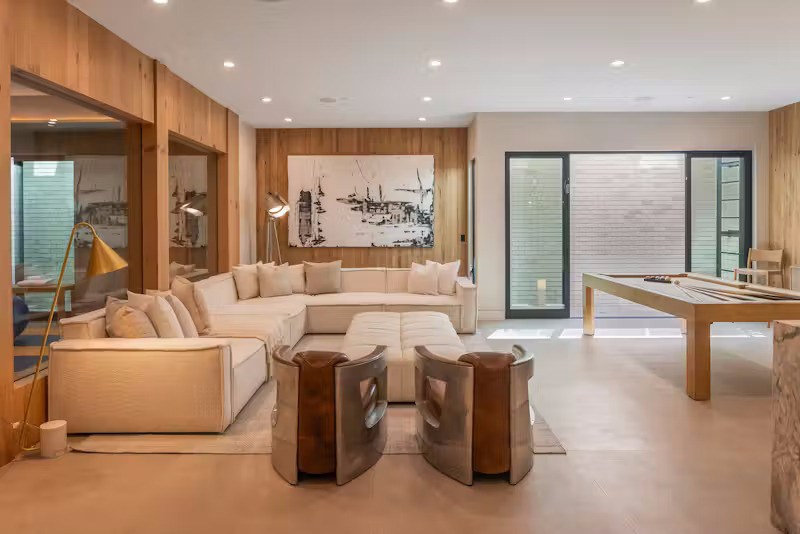 Điểm nổi bật trong không gian phòng khách là hệ tường được ốp gỗ sồi với chi tiết vân nổi tạo nên sự gần gũi.