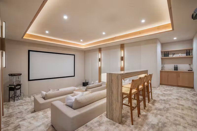 Phòng xem phim tại gia với sức chứa lên đến 12 người được thiết kế cả quầy bar nhỏ giúp quá trình xem phim được tiện nghi hơn, thoải mái hơn.