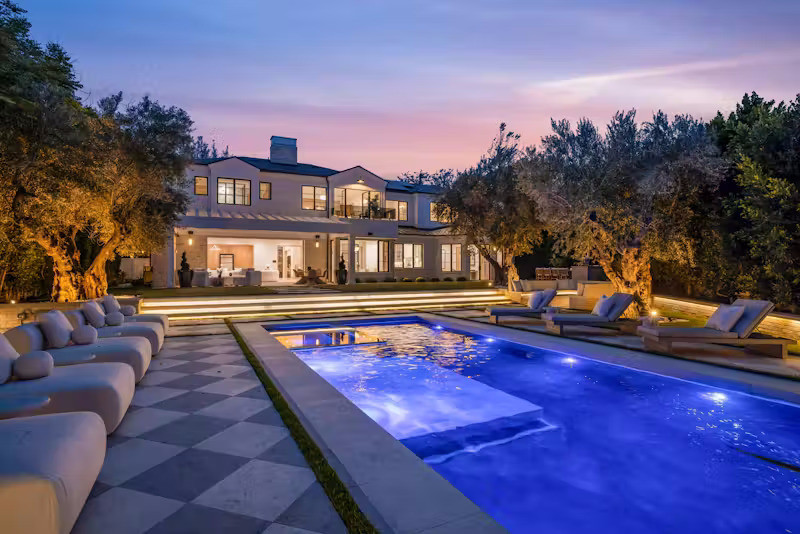 Hệ thống chiếu sáng được thiết kế tinh tế mang đến không gian lung linh, lãng mạn khi đêm về. Bên cạnh đó, dinh thự cũng được trang bị công nghệ nhà thông minh, sử dụng năng lượng mặt trời và hệ thống tiện ích hàng đầu, là sự kết hợp giữa kiến trúc đỉnh cao, tiện ích nghỉ dưỡng và nét sang trọng vượt thời gian.