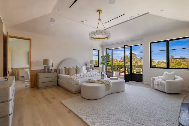 Phòng ngủ chính sở hữu ban công riêng, phòng tắm kiểu spa với bồn ngâm, phòng thay đồ,... Các phòng ngủ còn lại đều rộng thoáng, tràn ngập ánh sáng tự nhiên.