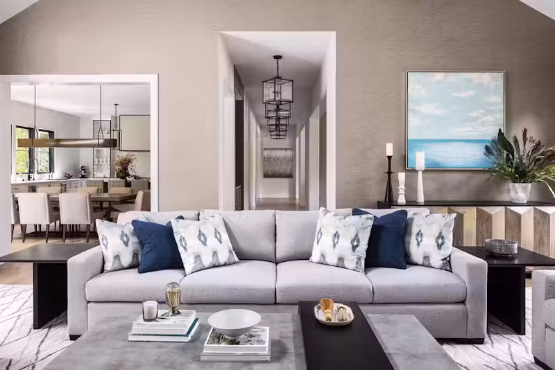 Điểm nhấn đáng chú ý trong không gian phòng khách là chiếc sofa dài, tạo sự thoải mái cho chủ nhà và khách khi vừa ngả lưng thư giãn vừa ngắm khung cảnh thiên nhiên. Không gian được bố trí cạnh khu vực bếp nướng ngoài trời, giúp việc kết nối bên trong và bên ngoài trở nên thuận tiện. Điểm nhấn đáng chú ý trong không gian phòng khách là chiếc sofa dài, tạo sự thoải mái cho chủ nhà và khách khi vừa ngả lưng thư giãn vừa ngắm khung cảnh thiên nhiên. Không gian được bố trí cạnh khu vực bếp nướng ngoài trời, giúp việc kết nối bên trong và bên ngoài trở nên thuận tiện.