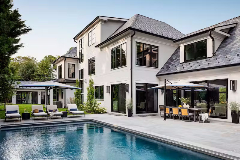 Không gian được thiết kế chuyển đổi linh hoạt giữa góc nghỉ ngơi tĩnh lặng, khu vực giải trí, giữa phòng khách lớn bên trong và khu hồ bơi liền kề. Hệ thống nội thất ngoài trời được lựa chọn từ các thương hiệu cao cấp. Ghế ngoài trời được bọc vải chenille - loại vải không chỉ đẹp mắt mà còn bền vững trước thời tiết và dễ bảo trì.