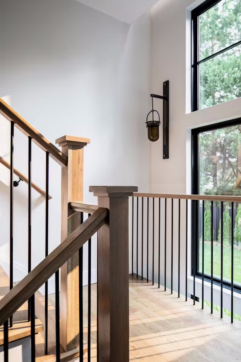 Một tấm kính lớn được đặt ngay lối cầu thang để đón ánh nắng trực tiếp vào căn nhà.