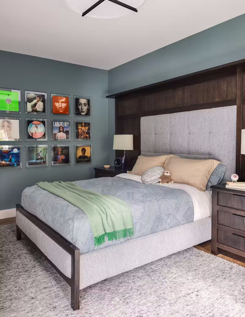 Phòng ngủ nhỏ được trang trí theo sở thích của người con.