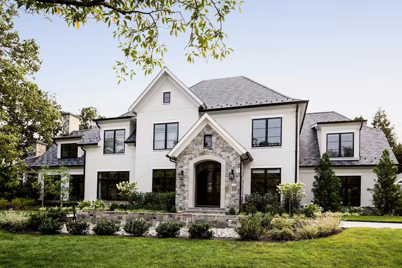 Công trình hiện đại đề cao không gian sống hoà nhập với thiên nhiên, thể hiện sự khéo léo khi tạo nên một khu vực ngoài trời vừa ấm áp vào mùa lạnh nhờ lò sưởi củi đốt, máy sưởi ngoài trời, vừa mát lành vào mùa hè với quạt trần, rèm cửa cuốn chống nóng, mưa.