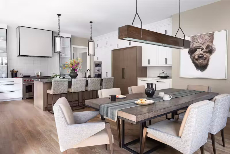 Khu vực bếp ăn rộng rãi, phù hợp cho những buổi tụ tập bạn bè.