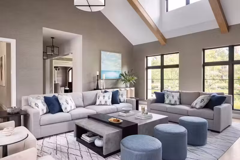 Điểm nhấn đáng chú ý trong không gian phòng khách là chiếc sofa dài, tạo sự thoải mái cho chủ nhà và khách khi vừa ngả lưng thư giãn vừa ngắm khung cảnh thiên nhiên. Không gian được bố trí cạnh khu vực bếp nướng ngoài trời, giúp việc kết nối bên trong và bên ngoài trở nên thuận tiện. Điểm nhấn đáng chú ý trong không gian phòng khách là chiếc sofa dài, tạo sự thoải mái cho chủ nhà và khách khi vừa ngả lưng thư giãn vừa ngắm khung cảnh thiên nhiên. Không gian được bố trí cạnh khu vực bếp nướng ngoài trời, giúp việc kết nối bên trong và bên ngoài trở nên thuận tiện.