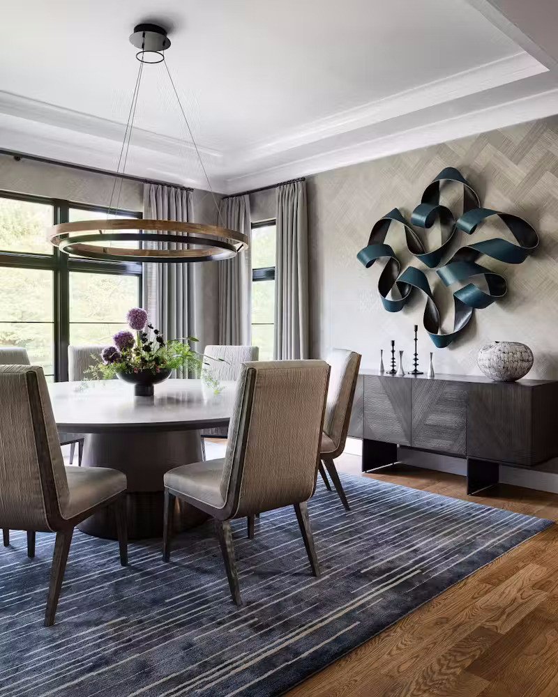 Sự lựa chọn các vật liệu tự nhiên như đá, gỗ kết hợp với đồ nội thất được thiết kế riêng vừa phản ảnh được vẻ đẹp nguyên sơ của không gian vừa khéo léo tạo nên cá tính, đẳng cấp cho gia chủ.