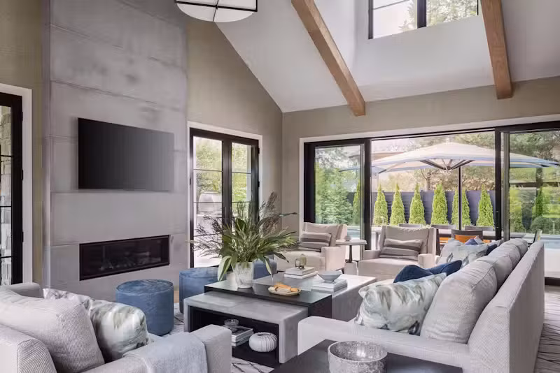 Điểm nhấn đáng chú ý trong không gian phòng khách là chiếc sofa dài, tạo sự thoải mái cho chủ nhà và khách khi vừa ngả lưng thư giãn vừa ngắm khung cảnh thiên nhiên. Không gian được bố trí cạnh khu vực bếp nướng ngoài trời, giúp việc kết nối bên trong và bên ngoài trở nên thuận tiện. Điểm nhấn đáng chú ý trong không gian phòng khách là chiếc sofa dài, tạo sự thoải mái cho chủ nhà và khách khi vừa ngả lưng thư giãn vừa ngắm khung cảnh thiên nhiên. Không gian được bố trí cạnh khu vực bếp nướng ngoài trời, giúp việc kết nối bên trong và bên ngoài trở nên thuận tiện.