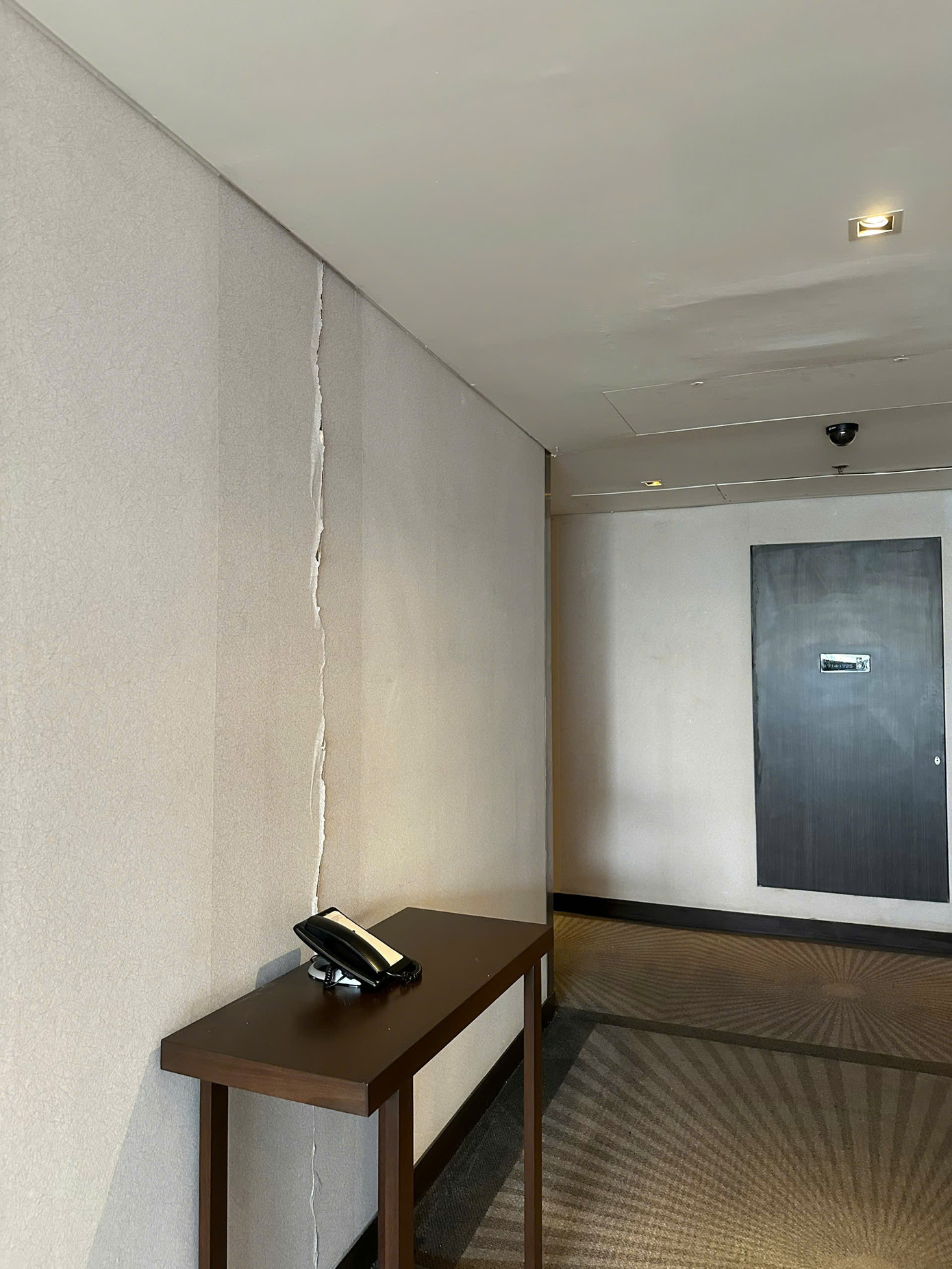 Phòng khách sạn nơi gia đình chị Hoàng ở bị nứt khắp nơi khiến cả nhà chị phải tìm khách sạn khác ở Bangkok, Thái Lan. Ảnh nhân vật cung cấp. Phòng khách sạn nơi gia đình chị Hoàng ở bị nứt khắp nơi khiến cả nhà chị phải tìm khách sạn khác ở Bangkok, Thái Lan. Ảnh nhân vật cung cấp.